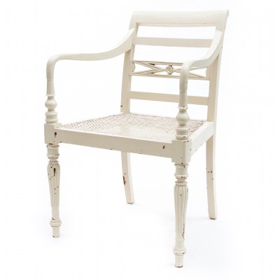 Fotel w stylu Gustawiańskim. Wyplatane siedzisko. Drewno bejcowane na biało. Rzeźbione.